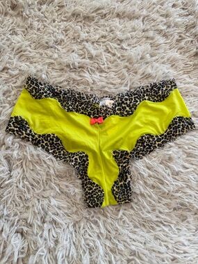 NWT 2012 VTG Victoria’s Secret Cheeky Green and Animal Print Lace Panty XSmall